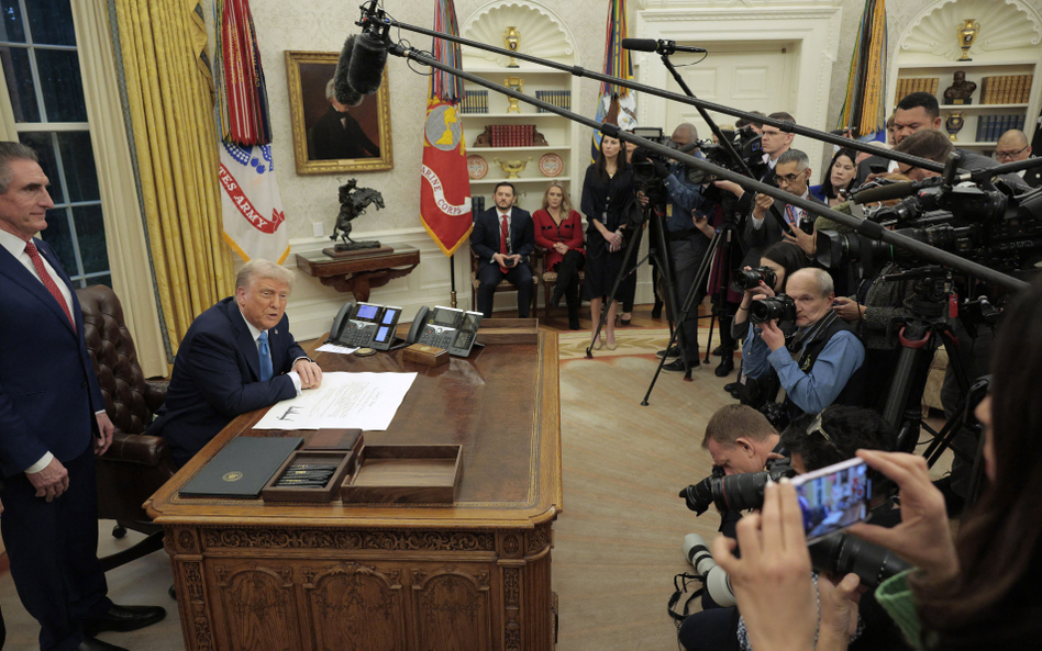 Donald Trump ogłasza wprowadzenie taryf celnych wobec Chin, Kanady i Meksyku