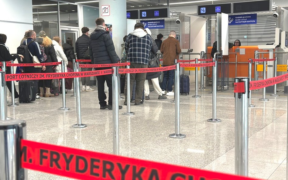 Rutynowa kontrola paszportowa wykazała nieprawidłowości, które uniemożliwiły im kontynuowanie podróż