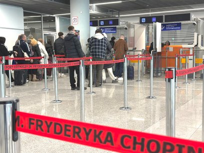 Rutynowa kontrola paszportowa wykazała nieprawidłowości, które uniemożliwiły im kontynuowanie podróż