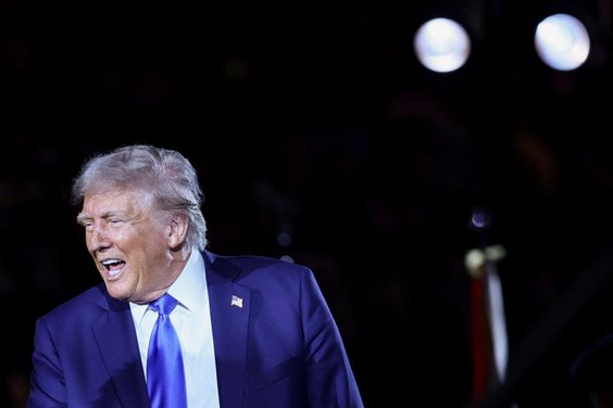 Prezydent USA Donald Trump po wygłoszeniu wystąpienia na Uniwersytecie Alabamy