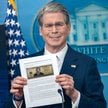 Scott Bessent, sekretarz skarbu USA, prezentuje artykuł na temat proponowanego banknotu 250 dol. z w