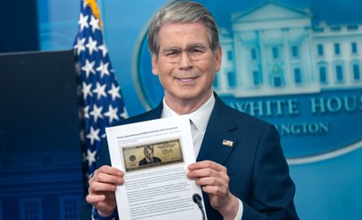 Scott Bessent, sekretarz skarbu USA, prezentuje artykuł na temat proponowanego banknotu 250 dol. z w