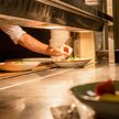 W hotelu mieszczą się trzy restauracje, łącznie mają one 6 gwiazdek w przewodniku Michelin.