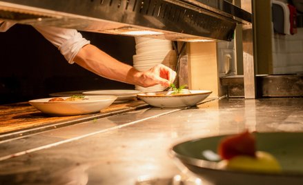 W hotelu mieszczą się trzy restauracje, łącznie mają one 6 gwiazdek w przewodniku Michelin.