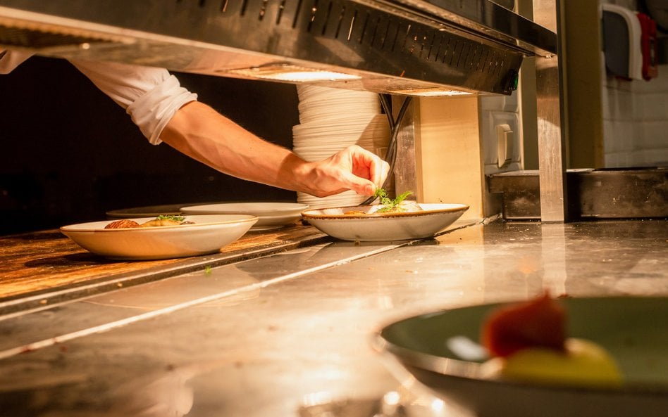 W hotelu mieszczą się trzy restauracje, łącznie mają one 6 gwiazdek w przewodniku Michelin.