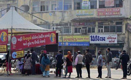 Kolejka do punktu testowania na obecność koronawirusa w Indiach