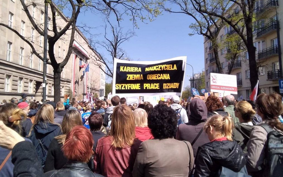 Stół z powyłamywanymi nogami