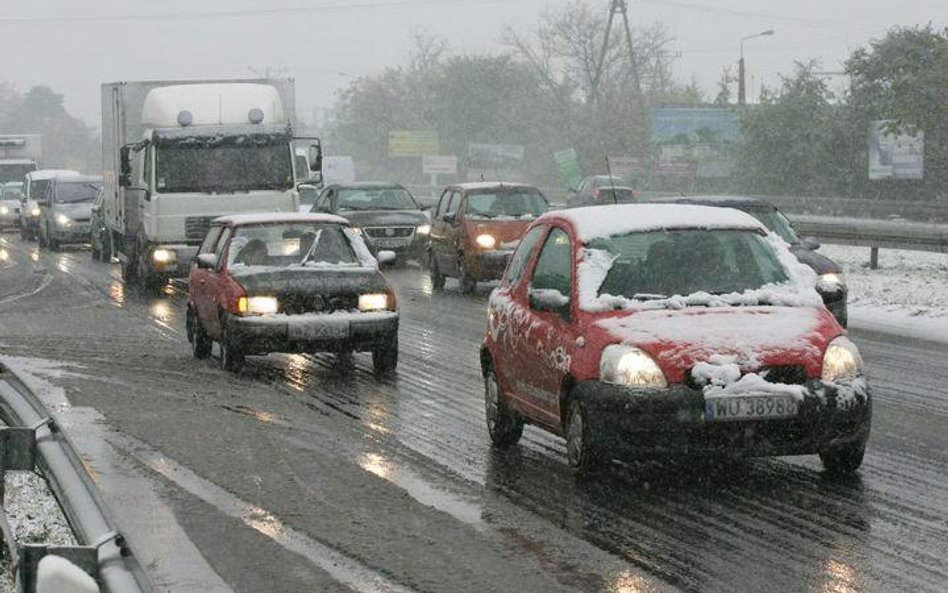 Warunki na drogach mogą się dzisiaj jeszcze pogorszyć. Synoptycy zapowiadają dalsze opady śniegu
