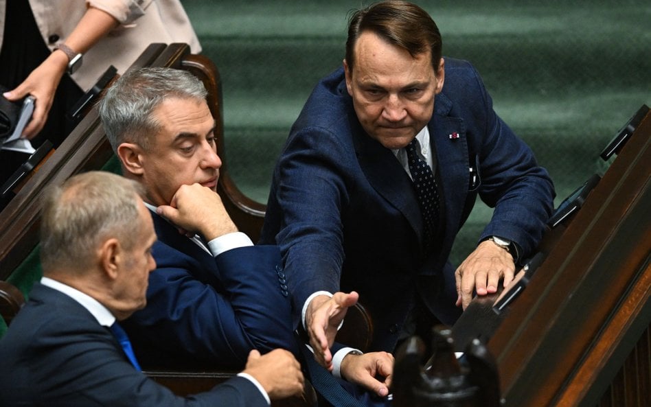 Szef MSZ Radosław Sikorski w rządowych ławach