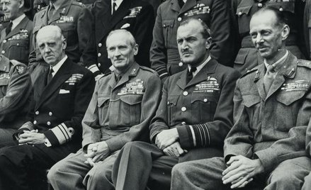 Bernard Law Montgomery wśród brytyjskiej generalicji, 1944 r.