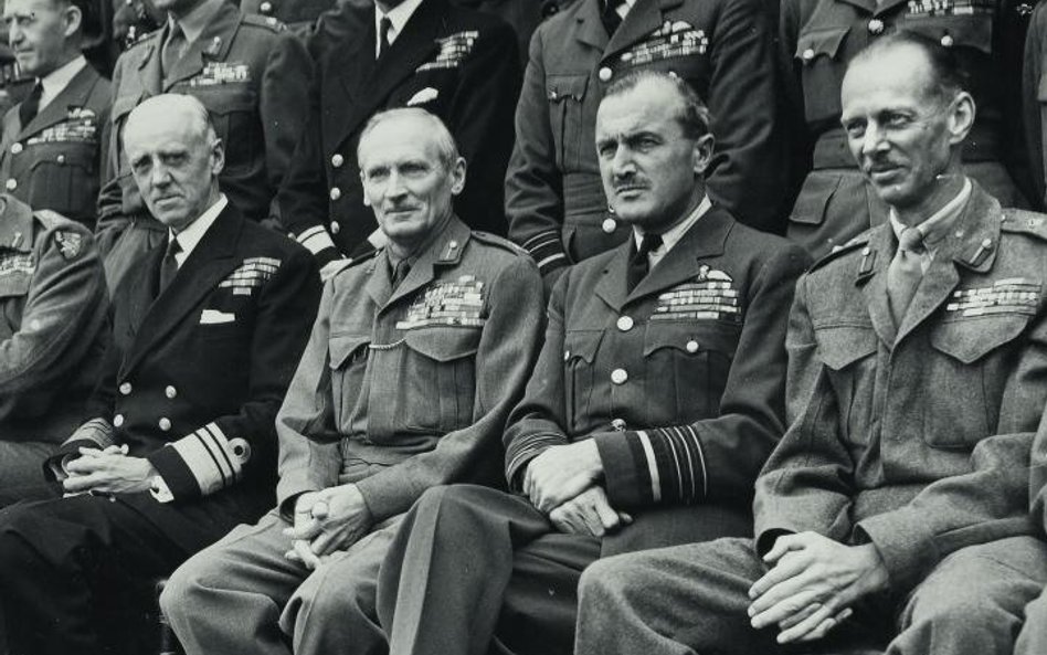 Bernard Law Montgomery wśród brytyjskiej generalicji, 1944 r.