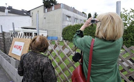 "Warum" (dlaczego) - głosi napis na tablicy ustawionej przed domem Fritzlów