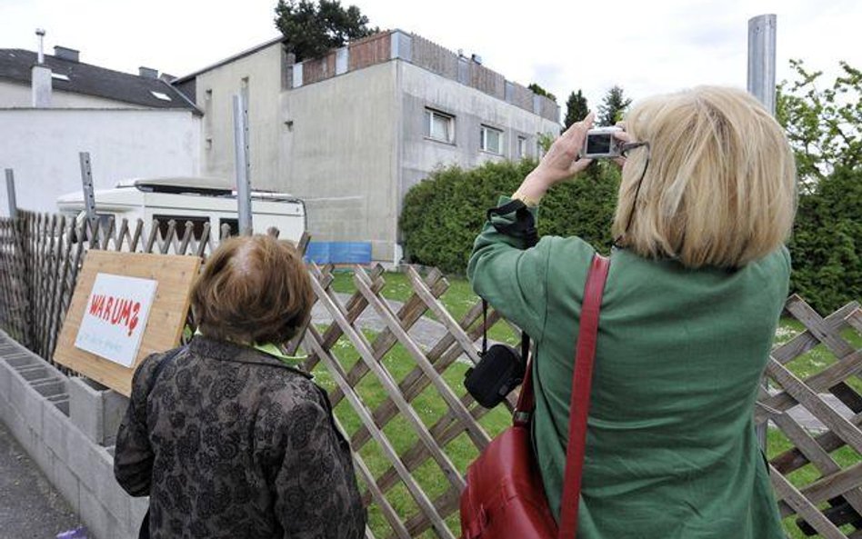 "Warum" (dlaczego) - głosi napis na tablicy ustawionej przed domem Fritzlów