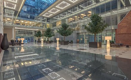 Wnętrza warszawskiego biurowca Senator