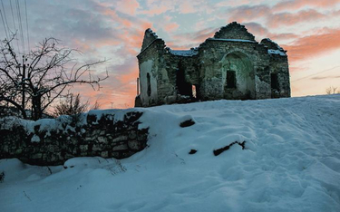 W Raszkowie na wzgórzu stoją kamienne mury na planie krzyża. To pozostałość po cerkwi prawosławnej, 