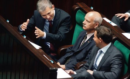 Witold Gintowt-Dziewałtowski (w środku) w otoczeniu Grzegorza Napieralskiego (z lewej), z którym toc