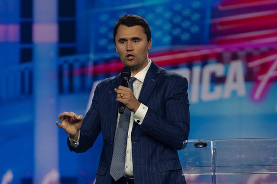 Charlie Kirk na konferencji AmericaFest 2024, 19 grudnia 2024
