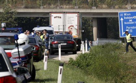 Przy austriackiej autostradzie A4, 50 km od Wiednia, odkryto w piątek ciężarówkę z 71 ciałami imigra
