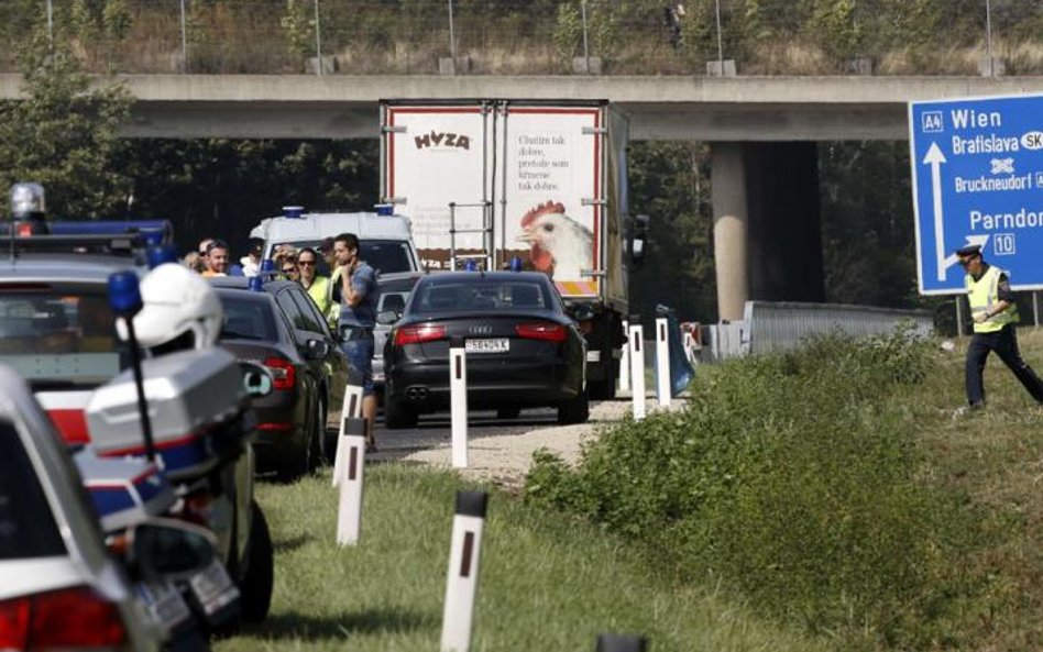 Przy austriackiej autostradzie A4, 50 km od Wiednia, odkryto w piątek ciężarówkę z 71 ciałami imigra