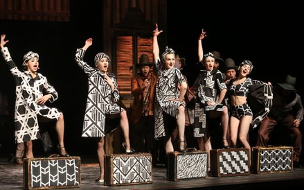 "Crazy for You" rozgrywa się w nietypowym, jak na musical, pejzażu, czyli na pustyni w Nevadzie. Tea