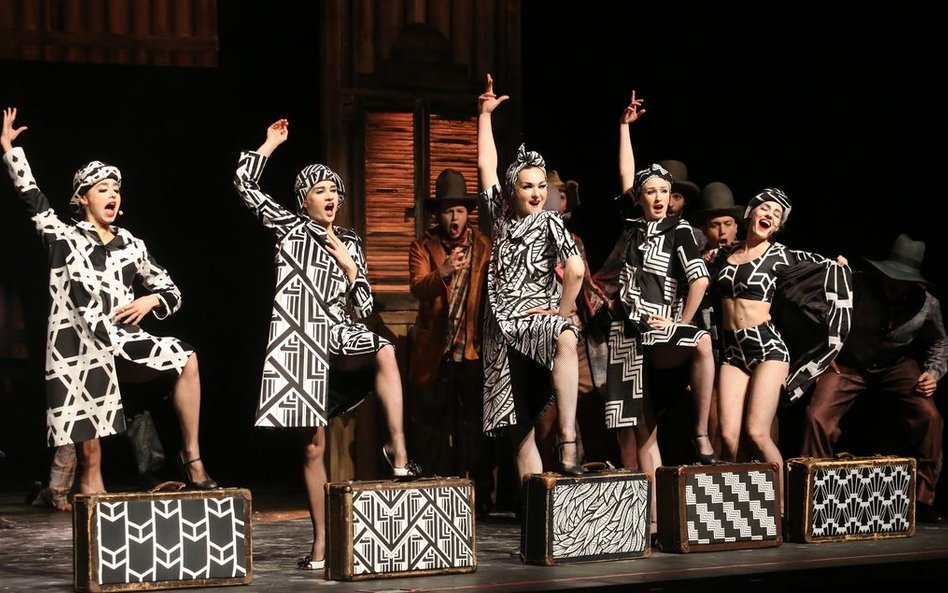 "Crazy for You" rozgrywa się w nietypowym, jak na musical, pejzażu, czyli na pustyni w Nevadzie. Tea