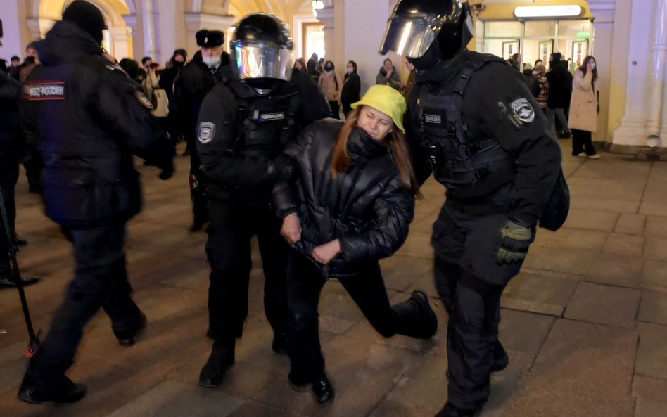 Policja zatrzymuje uczestników antywojennego protestu w Rosji