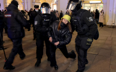 Policja zatrzymuje uczestników antywojennego protestu w Rosji