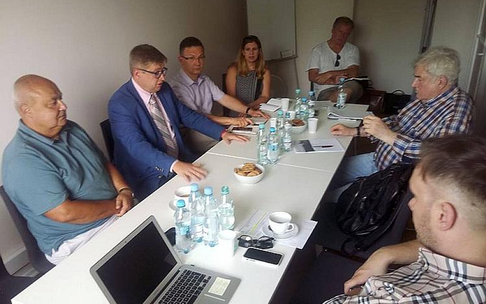 W pierwszym przewodniczącym zespołu został Andreo Grzębowski (w niebieskiej marynarce)