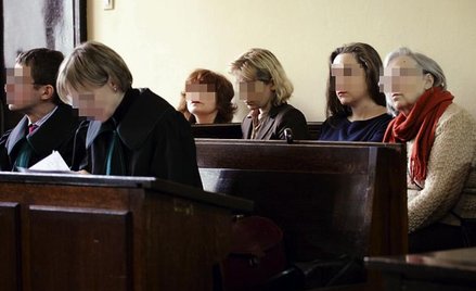 Na ławie oskarżonych w warszawskim sądzie zasiadły Ewa Z. (trzecia z lewej), jej dwie córki, matka i