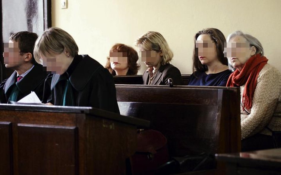 Na ławie oskarżonych w warszawskim sądzie zasiadły Ewa Z. (trzecia z lewej), jej dwie córki, matka i