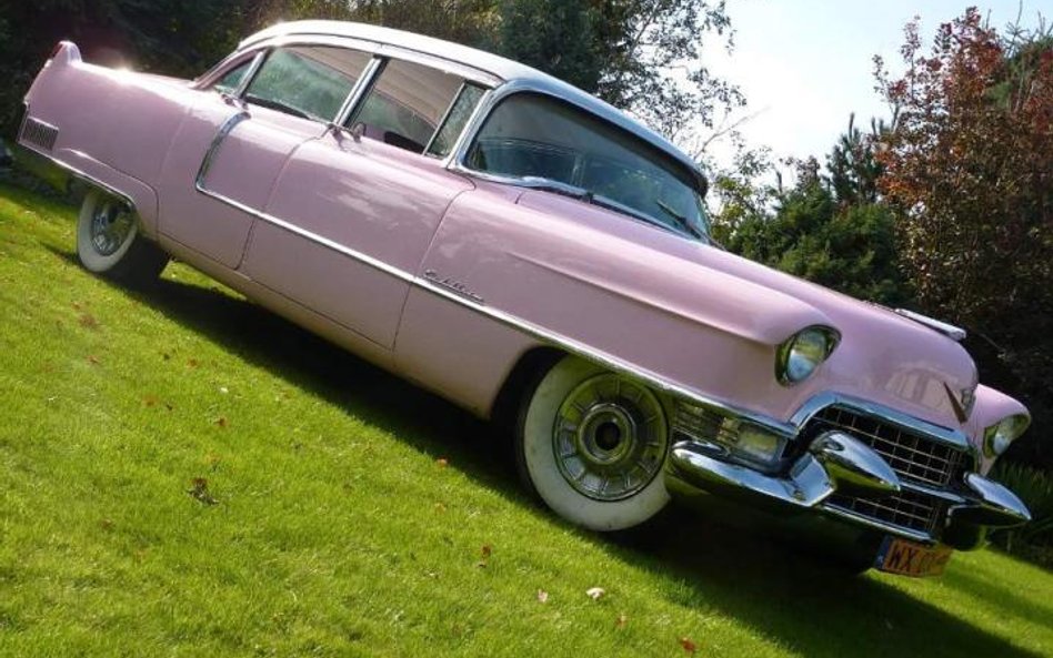 Ten model Cadillaca Fleetwood z 1955 roku jest wierną kopią samochodu Elvisa Presleya.