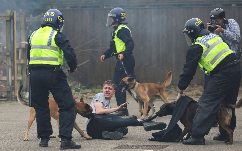 W Wielkiej Brytanii zatrzymano już blisko 400 uczestników protestów po ataku nożownika w Southport