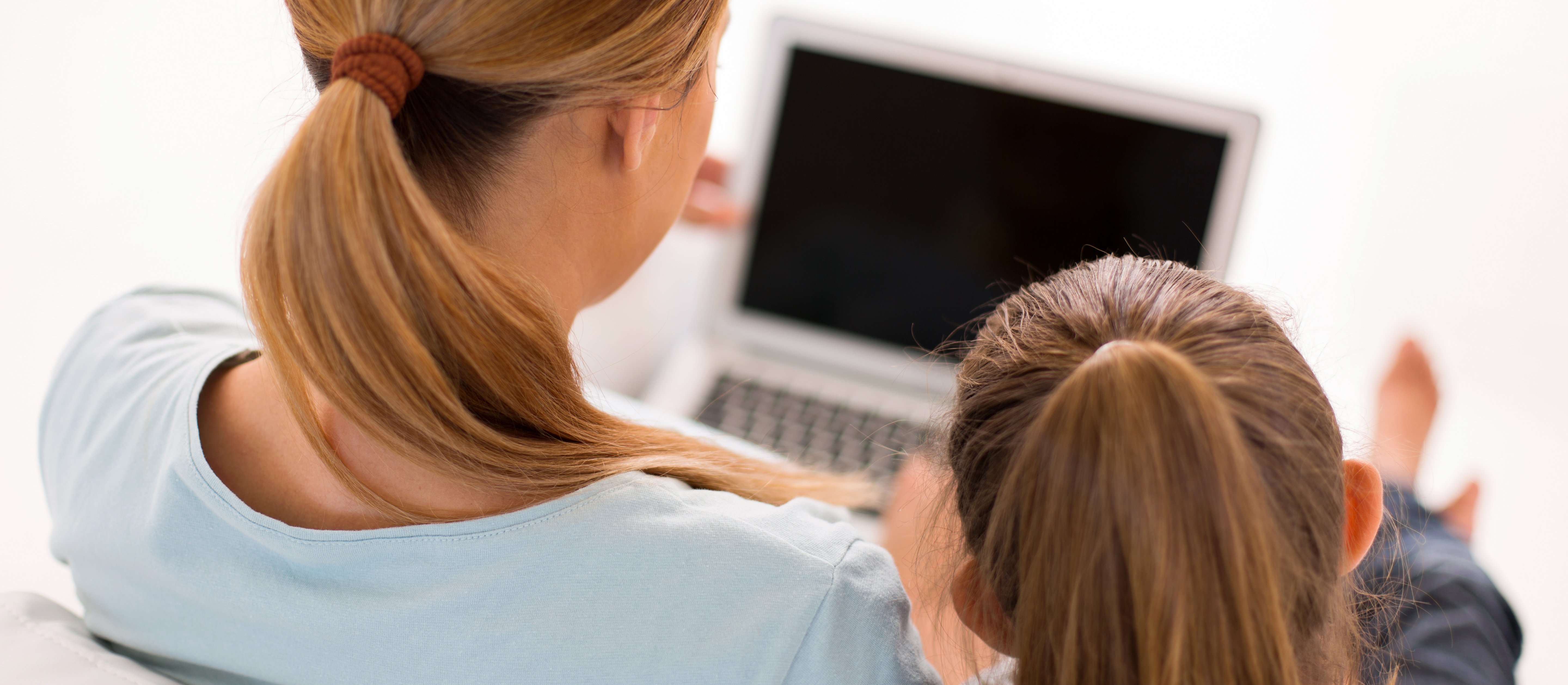 Cyfrowe Mosty. Nowy program, który ma pomóc dorosłym mądrze prowadzić dzieci przez Internet