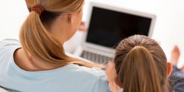 Cyfrowe Mosty. Nowy program, który ma pomóc dorosłym mądrze prowadzić dzieci przez Internet