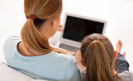 Cyfrowe Mosty. Nowy program, który ma pomóc dorosłym mądrze prowadzić dzieci przez Internet