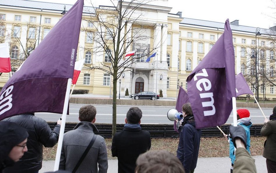 Sondaż: Partia Razem trzecią siłą w Warszawie