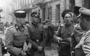 SS-Gruppenführer Heinz Reinefarth (pierwszy od lewej) stoi prawdopodobnie z żołnierzami ukraińskimi 