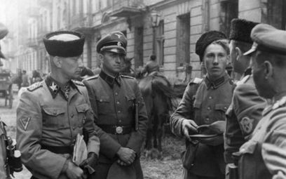 SS-Gruppenführer Heinz Reinefarth (pierwszy od lewej) stoi prawdopodobnie z żołnierzami ukraińskimi 
