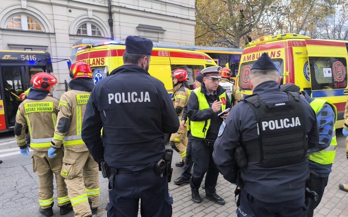 Wypadek w centrum Warszawy. Zderzenie autobusu i dwóch tramwajów