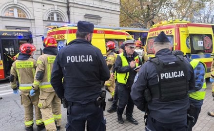 Na miejscu wypadku pracują już służby ratunkowe i porządkowe