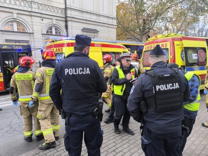 Na miejscu wypadku pracują już służby ratunkowe i porządkowe