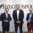 Tomasz Pietryga (z lewej) i Wojciech Tumidalski (z prawej) ze statuetkami od dziekana mec. Włodzimie