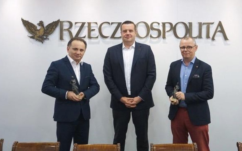 Tomasz Pietryga (z lewej) i Wojciech Tumidalski (z prawej) ze statuetkami od dziekana mec. Włodzimie