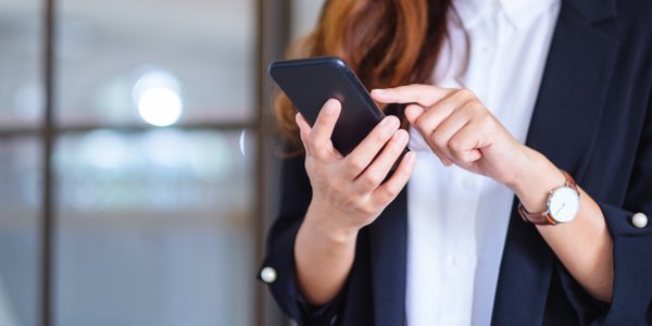 Oszuści chcieli wyłudzić pieniądze od policjantki. Funkcjonariuszka podjęła z nimi grę