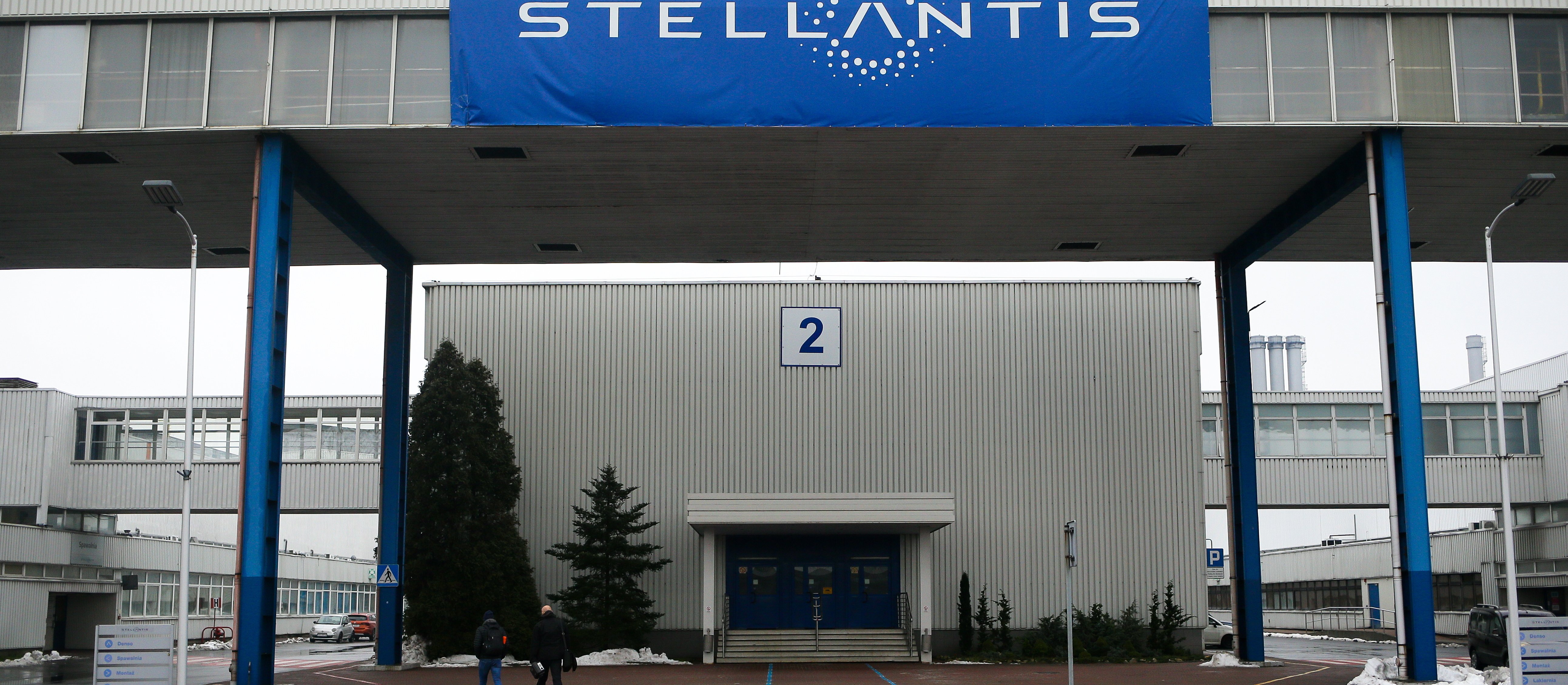 Polskie fabryki samochodów hamują. Produkcja spadła o połowę