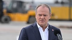 Premier Donald Tusk podczas wypowiedzi dla mediów podczas wizyty na terenie budowy szybu Retków KGHM