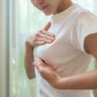 Dobór leczenia nie opiera się wyłącznie na samym stwierdzeniu, że w piersi znajdują się komórki nowo