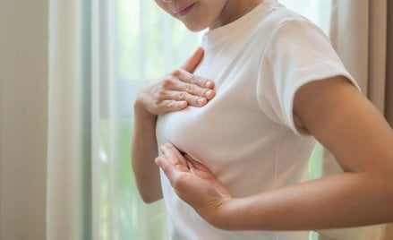 Dobór leczenia nie opiera się wyłącznie na samym stwierdzeniu, że w piersi znajdują się komórki nowo