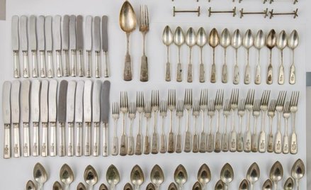 35 tys. zł kosztuje komplet srebrnych sztućców z herbami.