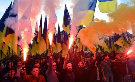 Protestujący na kijowskim Majdanie w poniedziałek wieczorem